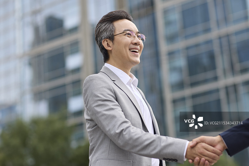 商务男士握手图片素材