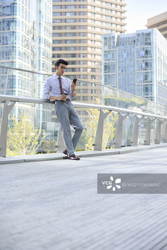 青年商务男士和手机图片素材