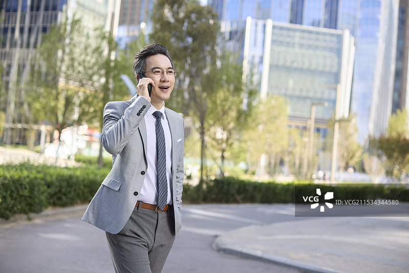 中年商务男士打电话图片素材