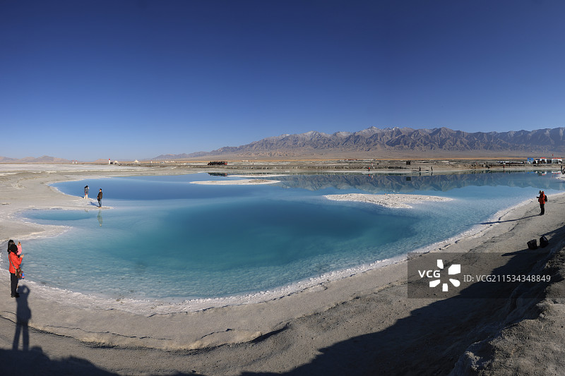 大柴旦翡翠湖如同镶嵌在青藏高原上的翡翠。图片素材