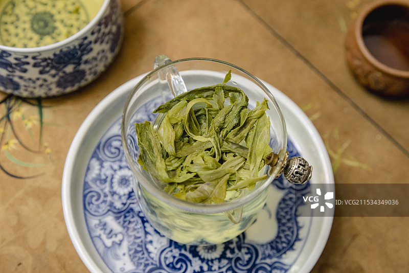 泡开的太平猴魁茶叶图片素材