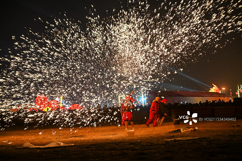四川省绵阳市游仙区湿地公园民俗表演打铁花，过年，氛围，气氛图片素材