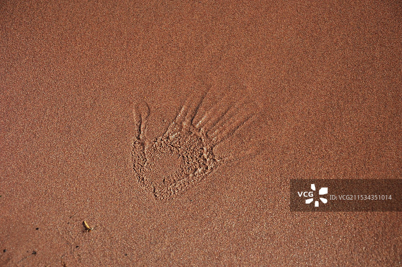 沙滩下的掌印和海浪图片素材