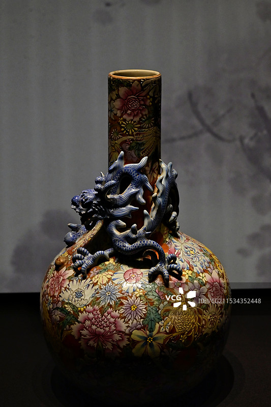 江西省博物馆 乾隆款粉彩塑万龙花纹瓶图片素材