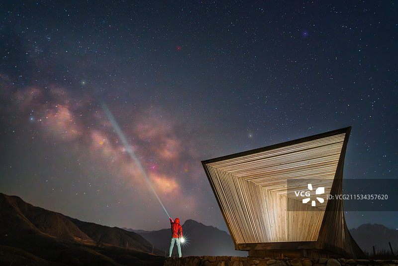 艺术雕塑上空的星空银河图片素材