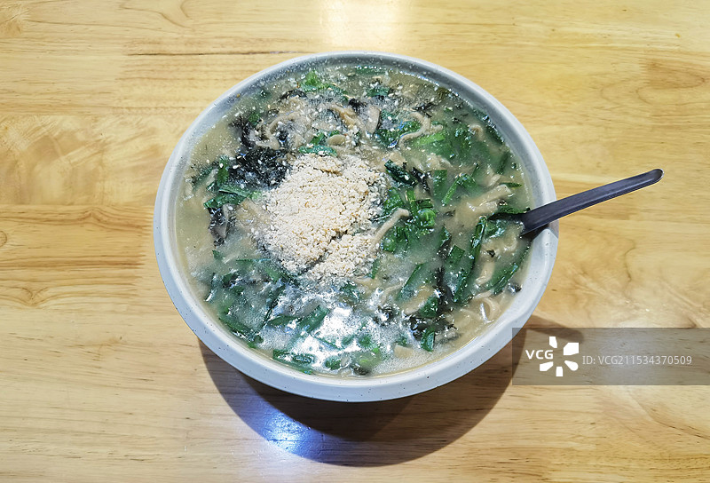 一碗美味暖胃的芝麻叶糊涂面图片素材