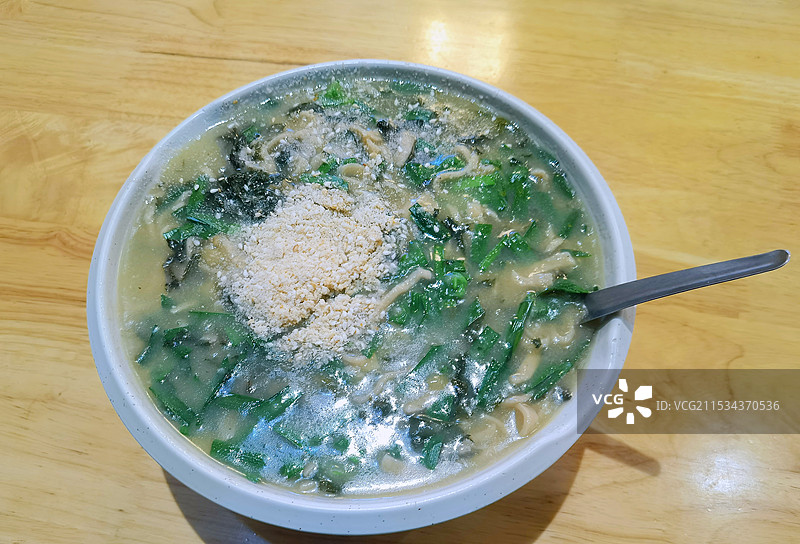 一碗美味暖胃的芝麻叶糊涂面图片素材