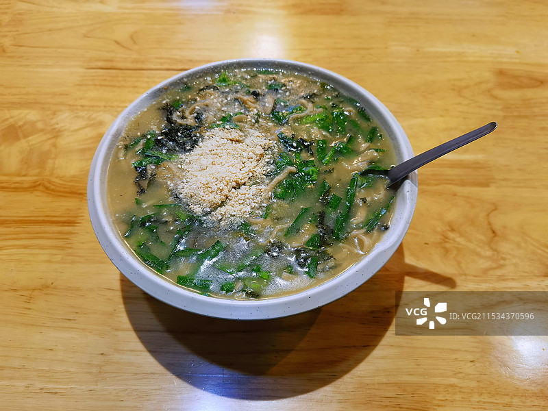 一碗美味暖胃的芝麻叶糊涂面图片素材