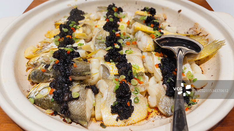 创意潮汕菜：二十年老菜脯蒸黄鱼图片素材