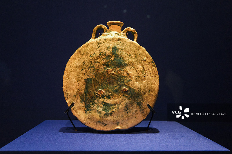 蓝釉扁壶公元6-7世纪(萨珊王朝晚期)胡齐斯坦省,苏萨伊朗国家博物馆藏图片素材