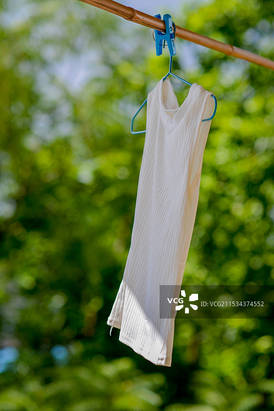 晴天晾晒在户外的衣服图片素材
