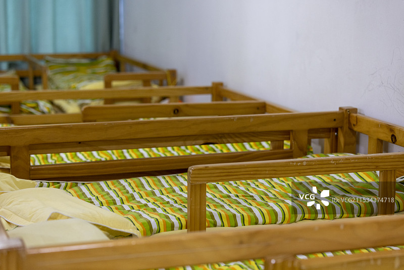 幼儿园小孩床铺小木床，集体宿舍图片素材