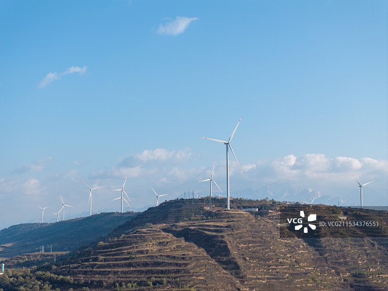 陕西省渭南市潼关县秦东镇高山与风力发电机图片素材