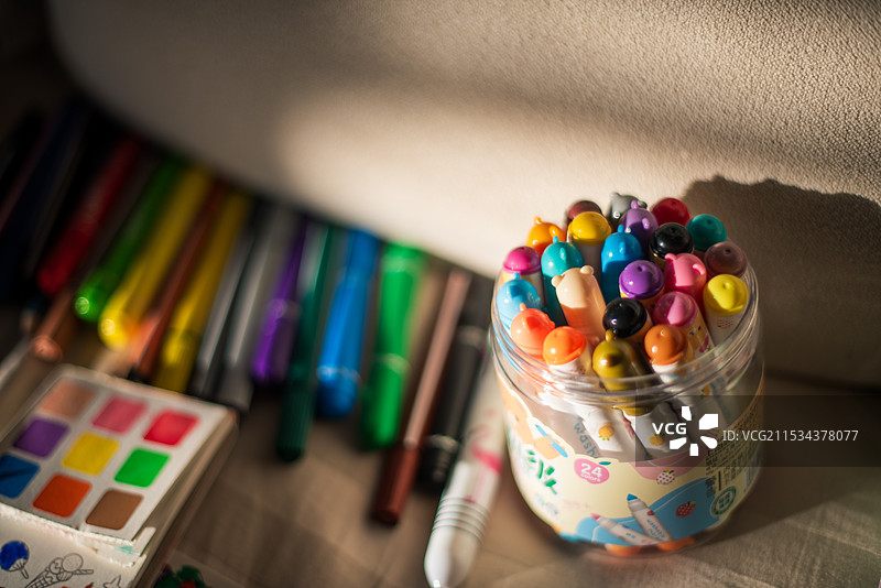 桌子上罐子里彩色铅笔的特写镜头图片素材