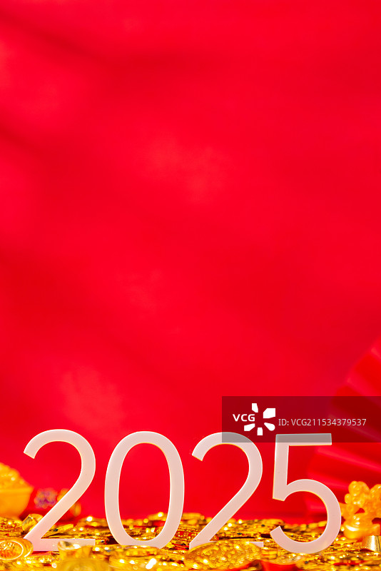 红色背景金币堆上数字2025图片素材