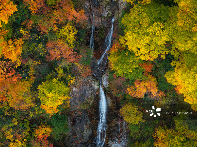 巴中十八月潭秋天的瀑布图片素材