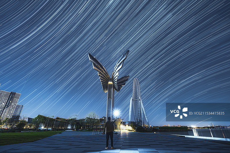 苏州飞翔雕塑摩天轮星轨图片素材