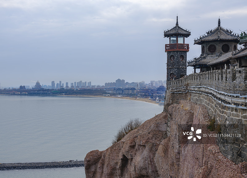 站在蓬莱阁远望蓬莱市图片素材