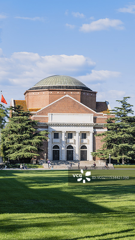 蓝天白云下的清华大学大礼堂图片素材