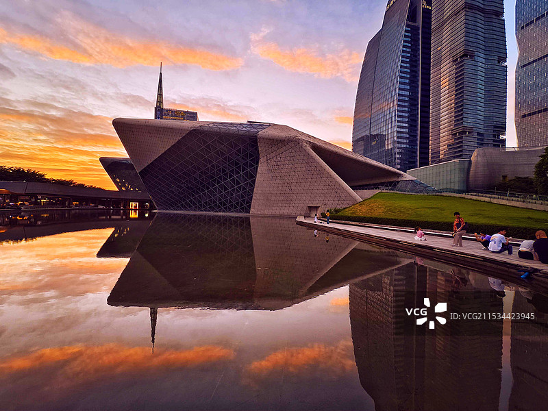 霞映广州大剧院图片素材