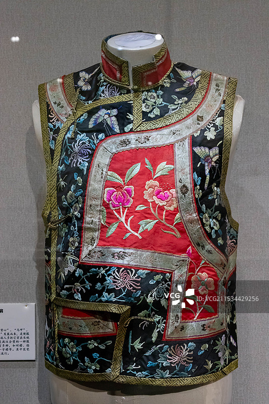 黑龙江博物馆收藏的清代红缎绣花坎肩图片素材