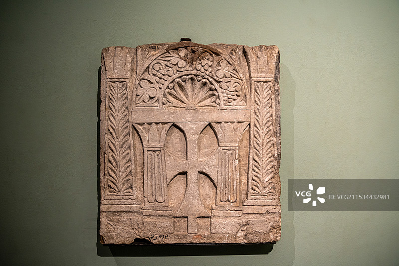 埃及亚历山大国家博物馆展览珍贵文物——4-5世纪刻有十字架的科普特石碑图片素材