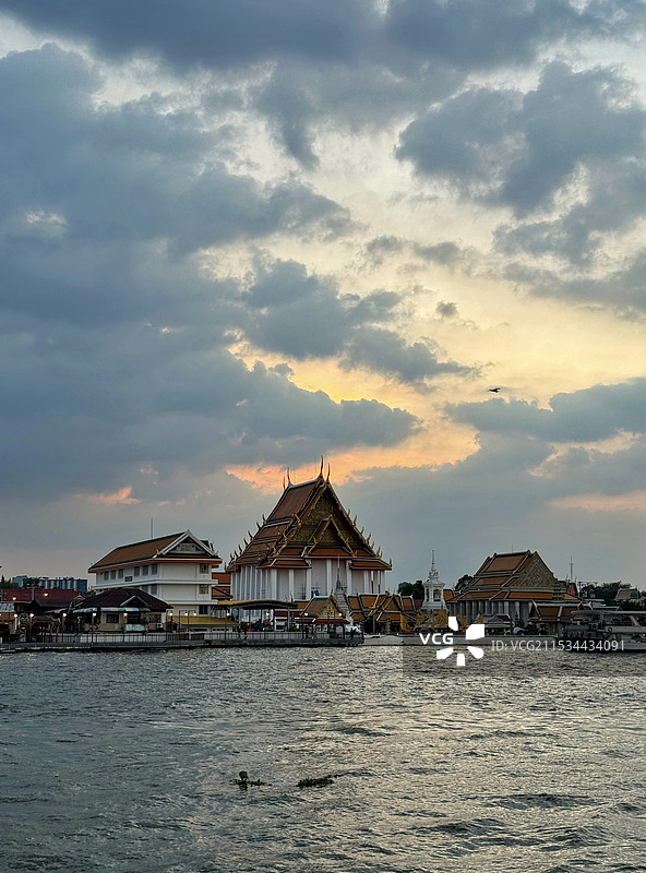 夕阳下的曼谷湄南河畔图片素材
