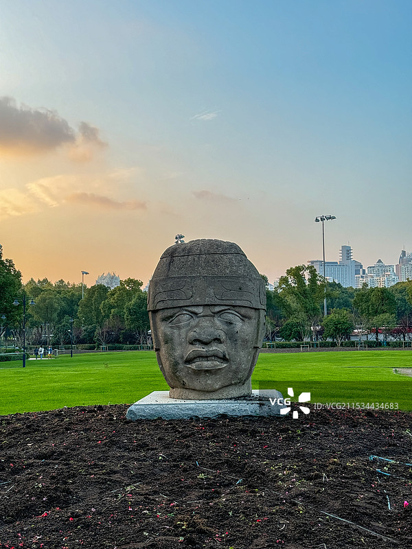 上海世纪公园奥尔梅加头像图片素材