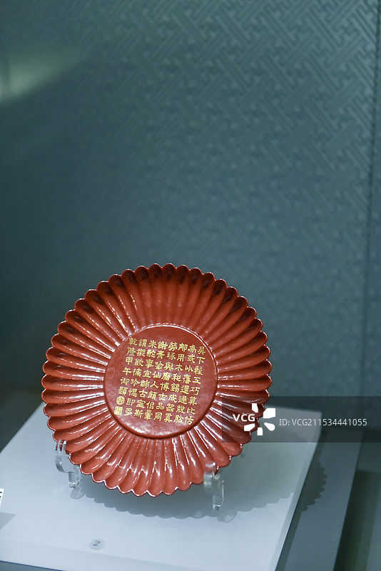仿红漆菊瓣盘 清朝乾隆时期 河北省承德博物馆图片素材