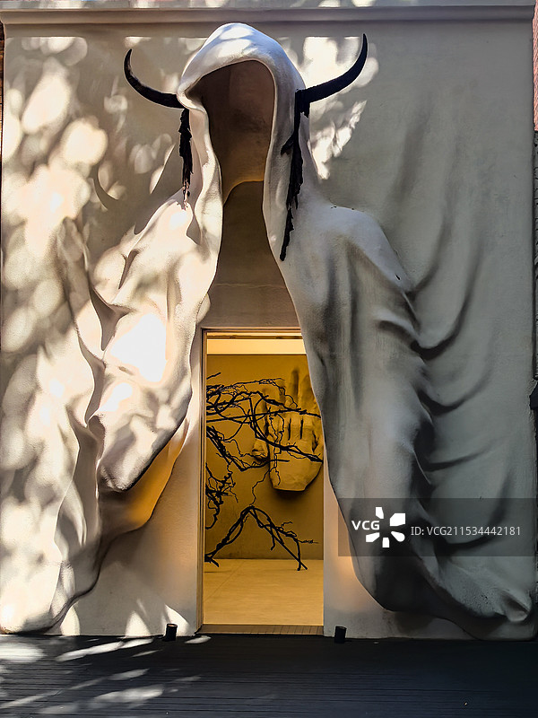 魔鬼的内心见一门，形如魔鬼的艺术品，门内一只手有如他的心脏。图片素材