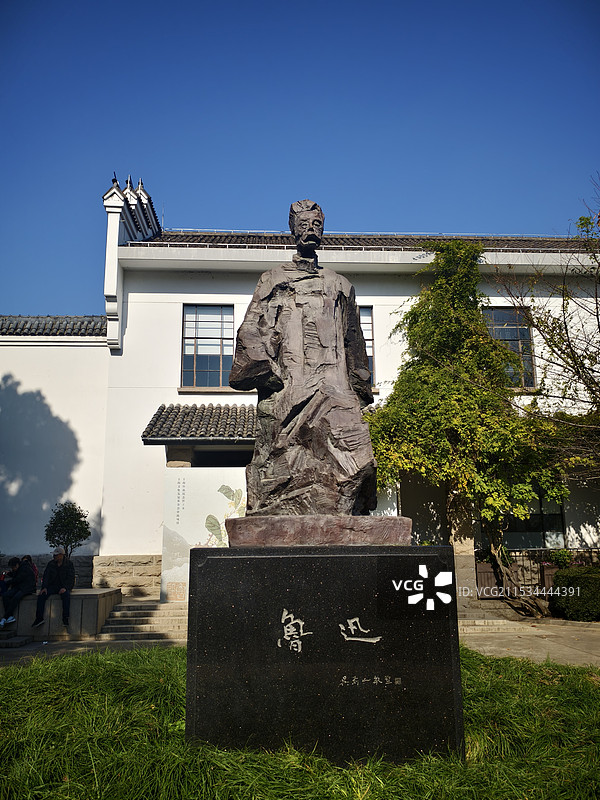 鲁迅雕像·鲁迅纪念馆正门·上海图片素材
