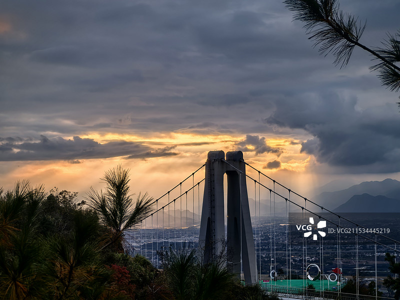 天台山会仙桥恰巧金光穿透云层丁达尔光图片素材