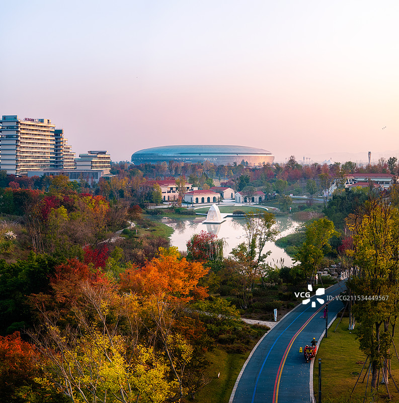 成都东安湖体育公园秋景图片素材