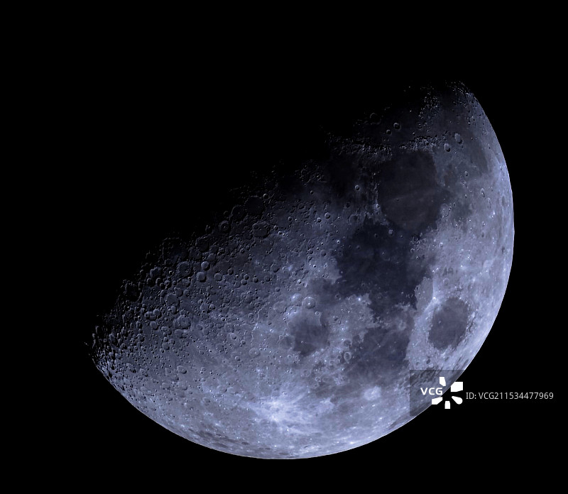 夜空下月亮的低角度视图图片素材