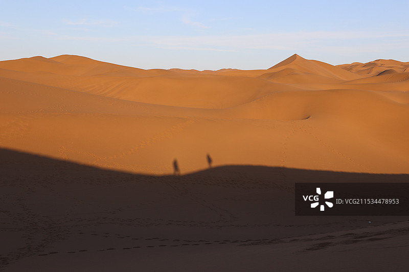 晴空下的沙漠风景图片素材