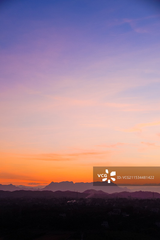 落日余晖下的山峦剪影图片素材