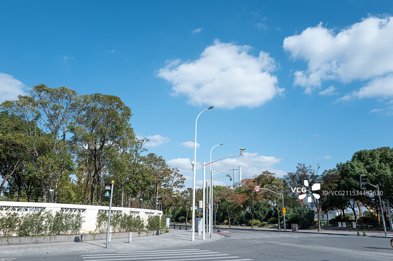 汽车广告背景图-城市道路图片素材