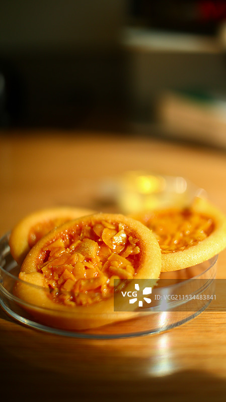 桌上盘子里饼干的特写镜头图片素材