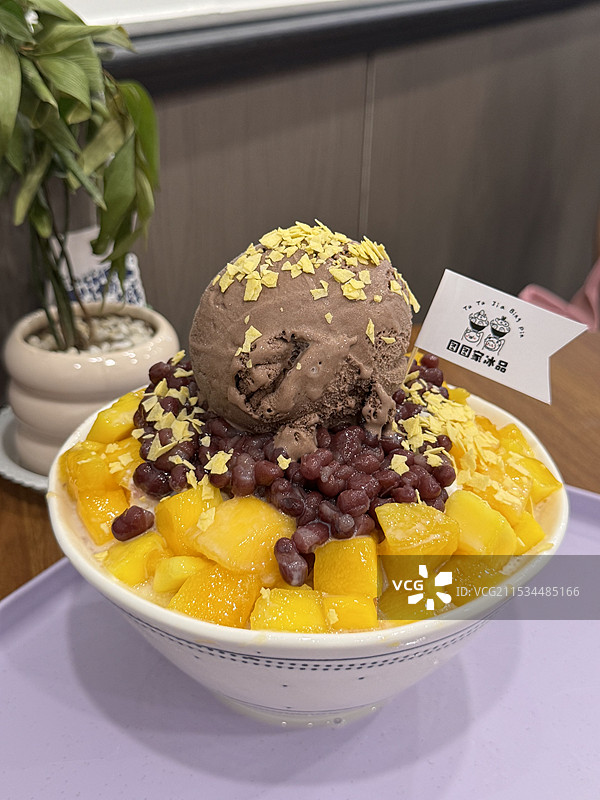 桌上碗里甜点的特写镜头图片素材