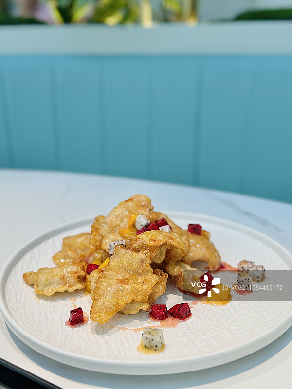 桌上盘子里锅包肉的特写镜头图片素材