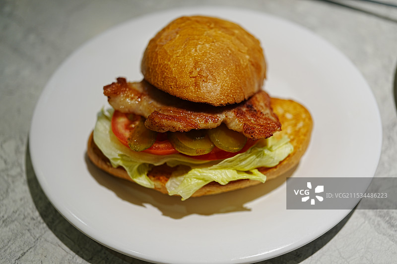 盘子里猪扒包特写镜头图片素材