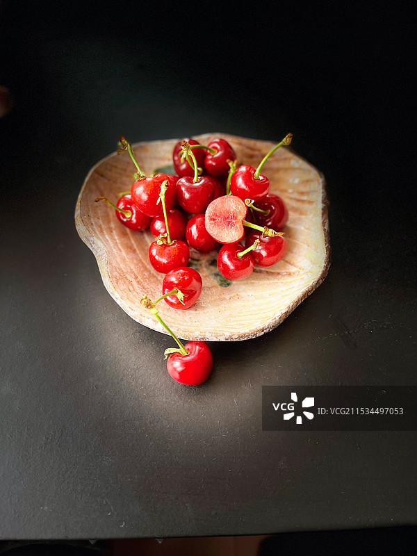 黑色背景上的樱桃特写镜头图片素材