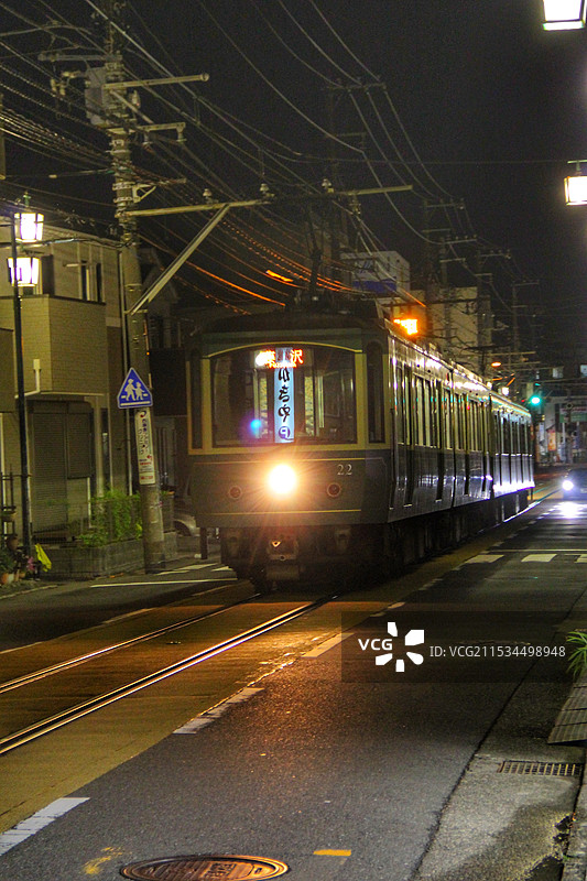 夜晚，镰仓的路面火车图片素材