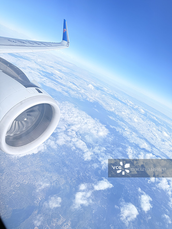 飞机在蓝天上飞行的裁剪图像图片素材