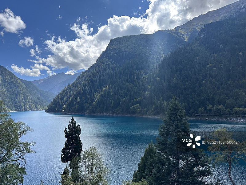 群山映衬下的长海图片素材