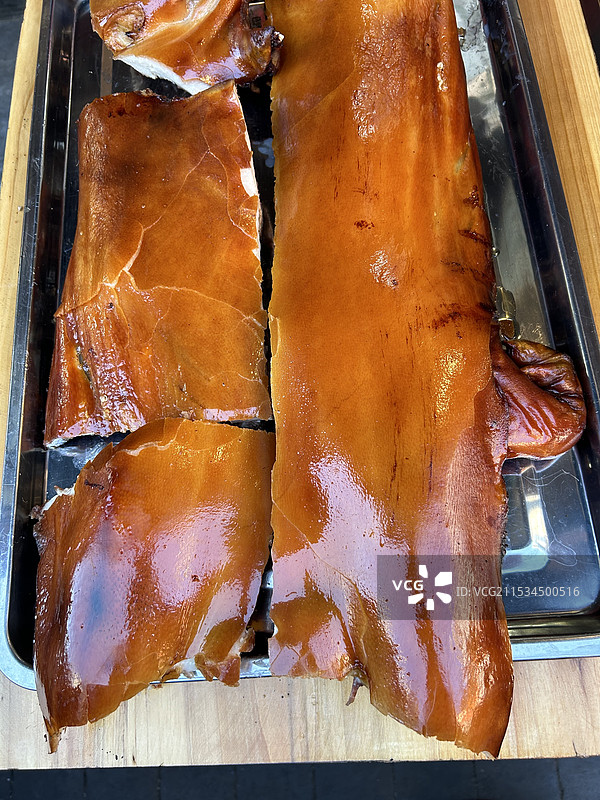 容器中烤乳猪的特写镜头图片素材