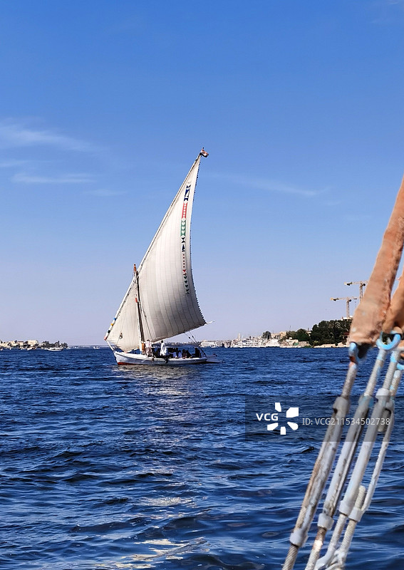 美丽的漂在水上的帆船图片素材