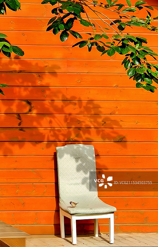 靠墙的空椅子图片素材