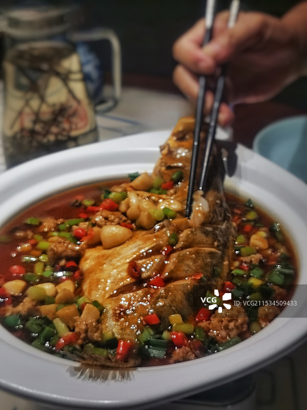 桌上盘子里焖鱼的特写图片素材