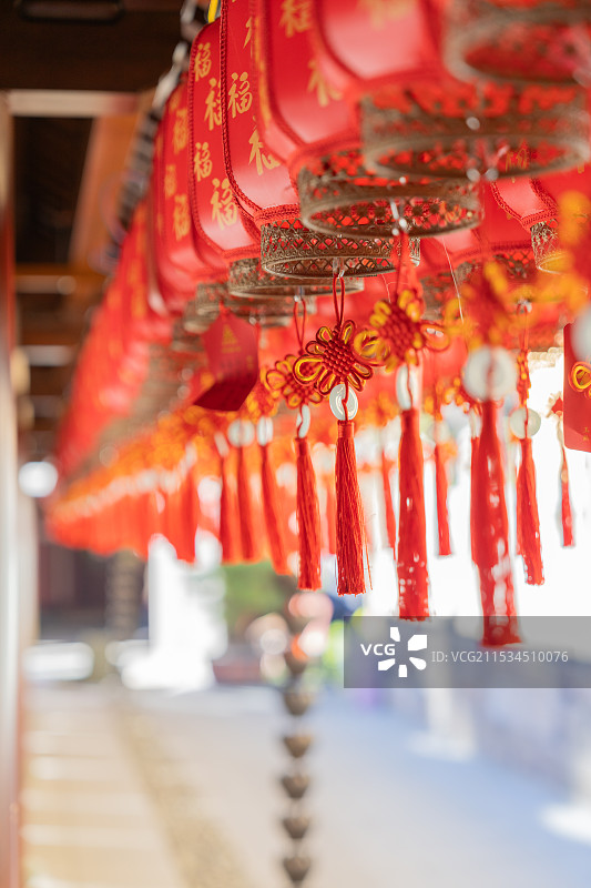 中式古建筑里的福字灯笼图片素材